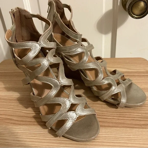 Maurice’s Women's Golden Strappy Wedge Sandals Sz 8.5 - Picture 2 of 10